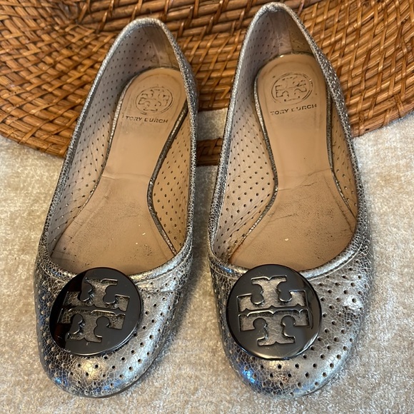 Tory Burch Silver Flats with Gunmetal Medallion - Picture 4 of 8